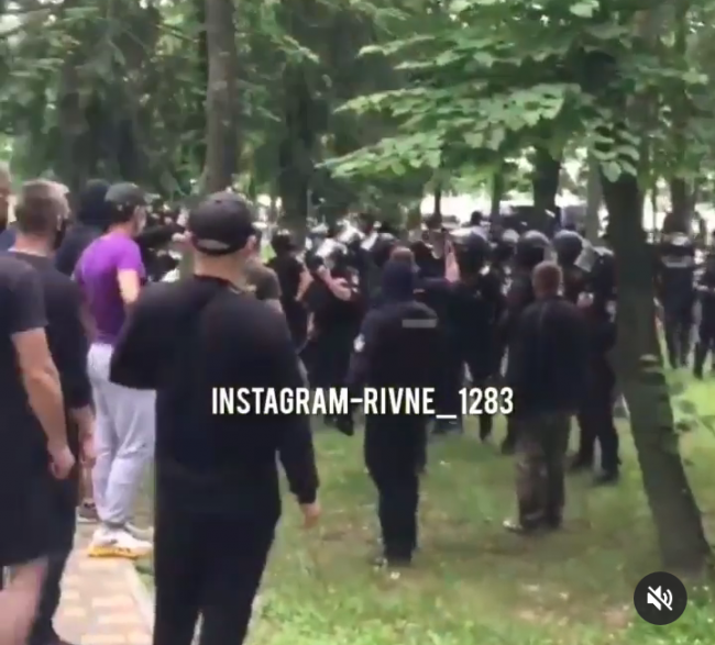 На Рівненщині в результаті мітингу травмувався поліцейський: 15 осіб затримали