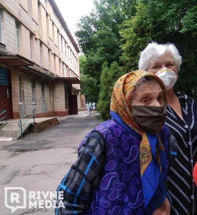 «Зайшла на своїх ногах і вийду на своїх ногах»: у Рівному 92-річна бабуся одужала від коронавірусу (ФОТО)
