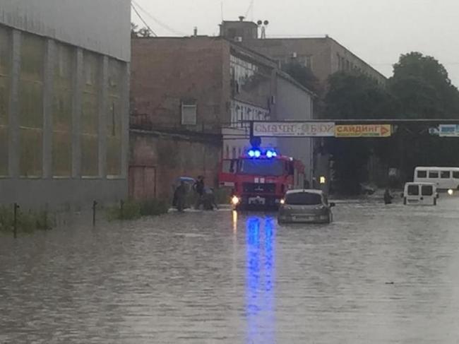 По пояс води: у Рівному автомобілі застрягли посеред дороги через потоп (ВІДЕО)