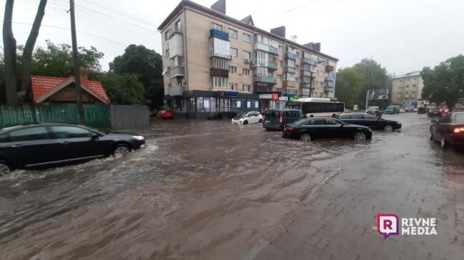 Потоп у центрі Рівного: вулиця Чорновола знову "попливла" (ФОТО+ВІДЕО)