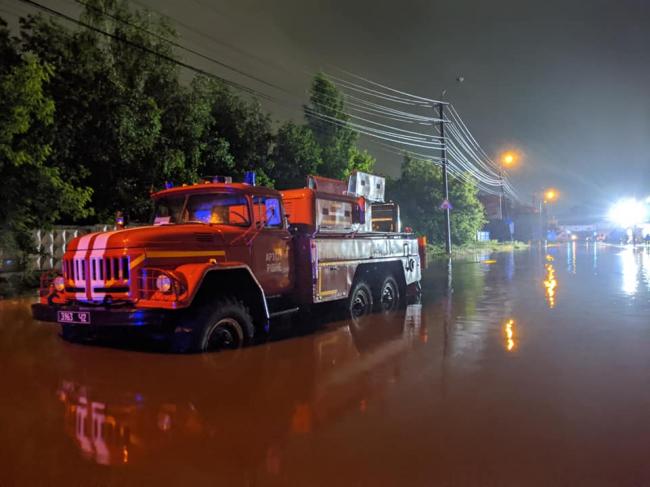 Рекордна злива у Рівному затопила шість вулиць - рятувальники працювали всю ніч (ФОТО+ВІДЕО)