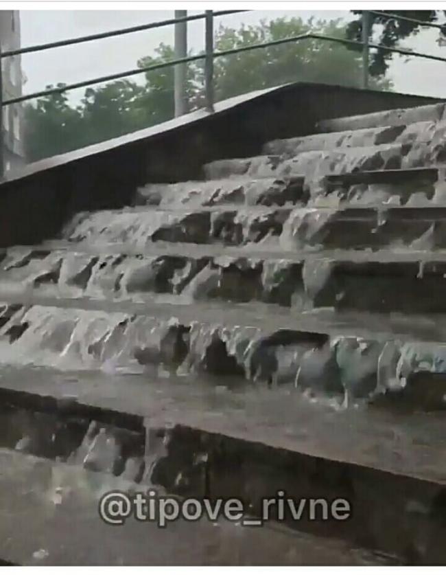 "Річки" та "водоспади": вулиці Рівного підтопила потужна злива (ВІДЕО)