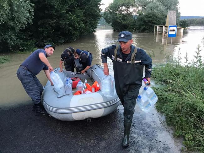 Рівненські рятувальники ліквідовують наслідки масштабної повені (ФОТО)