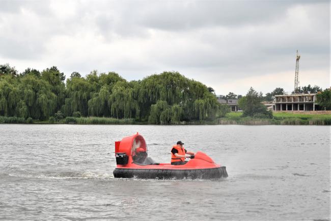 Рівненським водолазам-рятувальникам подарували сучасний потужний катер-амфібію (ФОТО+ВІДЕО)