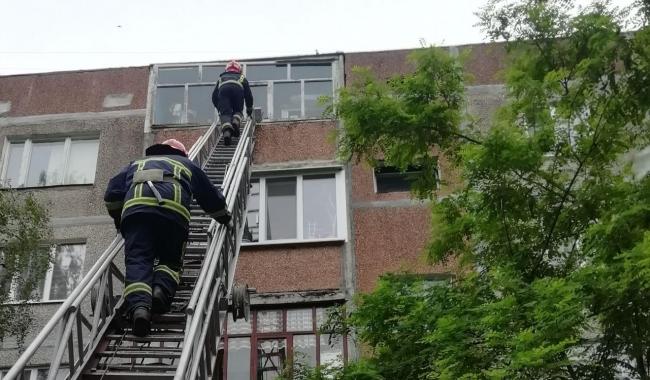 У місті на Рівненщині людям на голови могла впасти аварійна балконна рама (ФОТО)