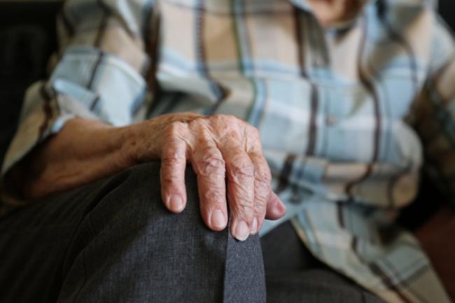 У місті на Рівненщині привітали дідуся, якому виповнилось 90 років
