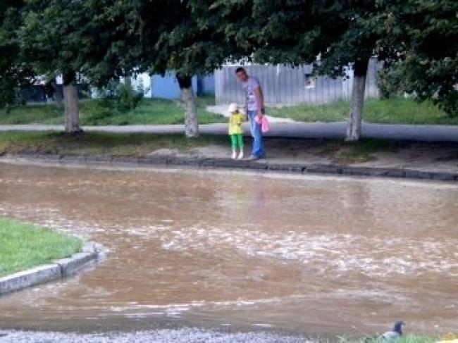 У місті на Рівненщині вода затопила вулиці (ВІДЕО)