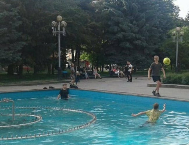 У рівненському фонтані купаються діти (ФОТОФАКТ)
