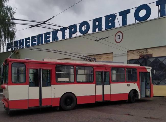 У Рівному оновили старий тролейбус (ФОТО)