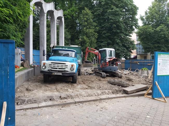 У Рівному в парку Шевченка ремонтують центральну арку (ФОТО)