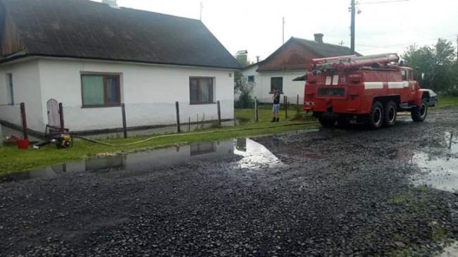 У водяній пастці: рятувальники відкачували воду із підтопленого господарства на Рівненщині