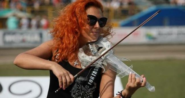 Скрипалька влаштувала концерт у центрі Рівного просто неба (ВІДЕО)
