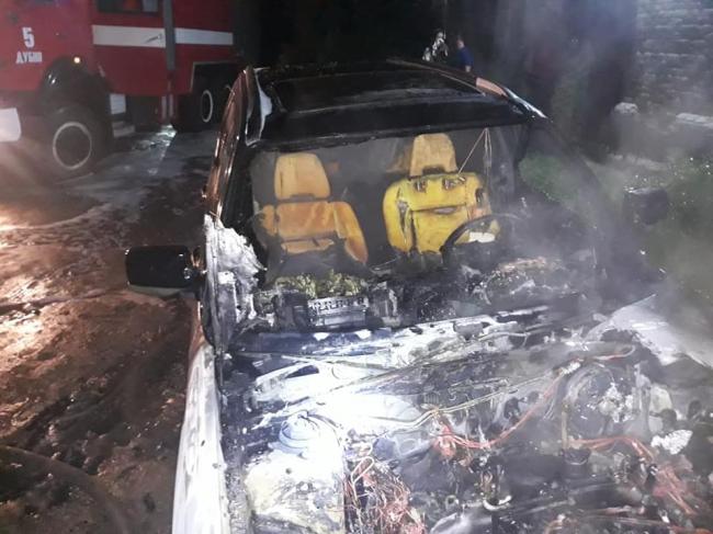 Вигорів салон і моторний відсік: уночі на Рівненщині спалахнула пожежа в авто (ФОТО)