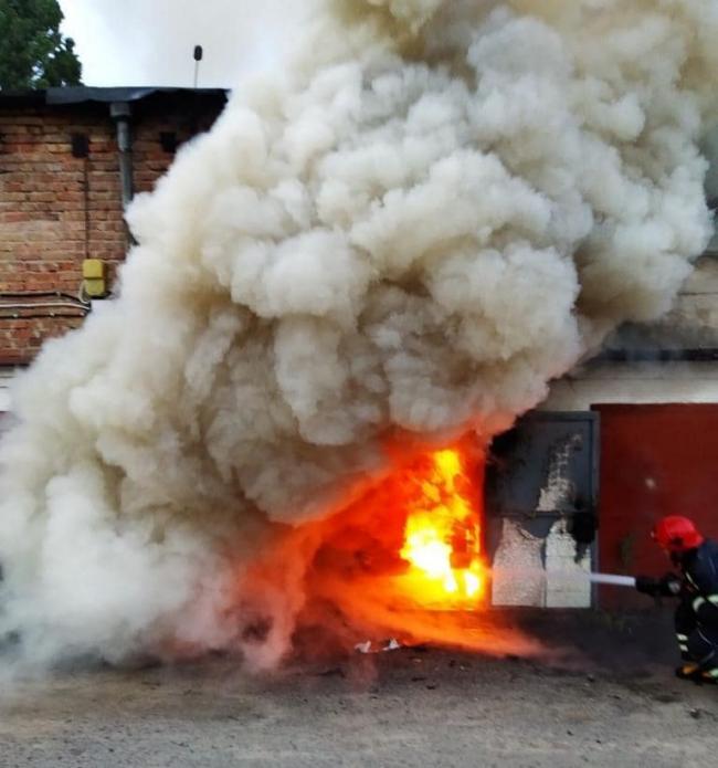 Винесли 5 газових балонів і 3 каністри із пальним: у Рівному під час пожежі в гаражі мало не стався вибух