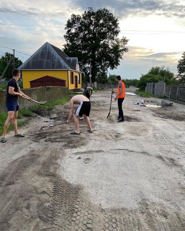 Ями засипали цементом: на Рівненщині селяни самотужки відремонтували дорогу (ФОТО)