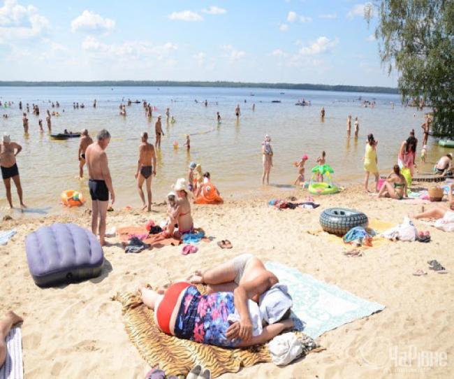 Забули про карантин: на пляжі Білого озера одночасно перебували пів тисячі відпочивальників