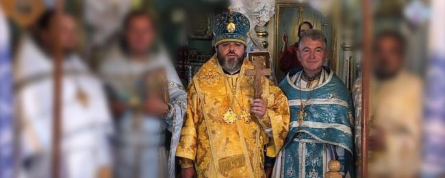Справа - звільнений Петро Остапчук, зліва - єпископ Гавриїл, який видав відповідний указ / Фото - Суспільне