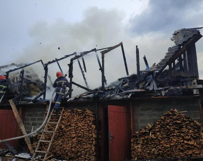 Знищено 5 тонн сіна, домашні речі і електропроводку: на Рівненщині горіла господарська будівля