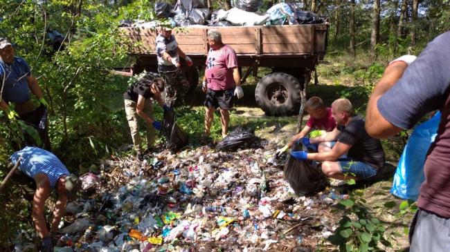 Більше тонни сміття: небайдужі прибрали територію біля двох озер на півночі Рівненщини (ФОТО)
