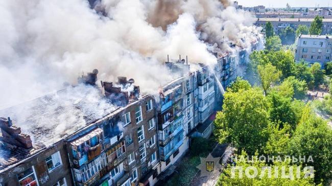 На Херсонщині палав дах 5-ти поверхового будинку: біда трапилась через одного із жителів (ВІДЕО)