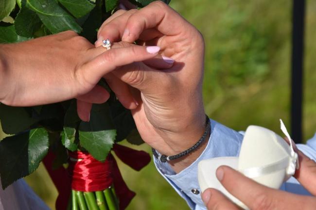 На "Набережній побачень" у селищі на Рівненщині хлопець освідчився коханій