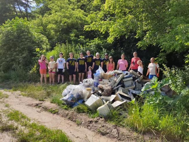 На Рівненщині активісти прибрали сміття у лісі (ФОТО)