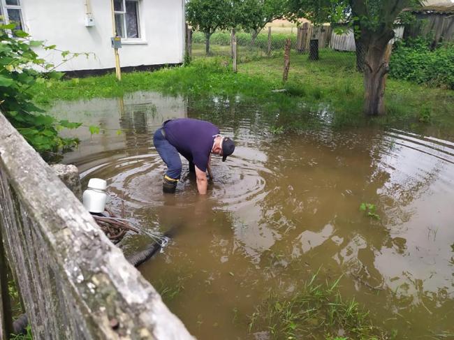 На Рівненщині через негоду підтопило приватні господарства: рятувальники відкачували воду