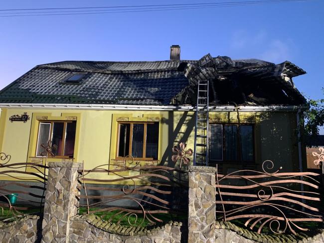 Голові райради з Рівненщини вночі підпалили будинок (ФОТО)