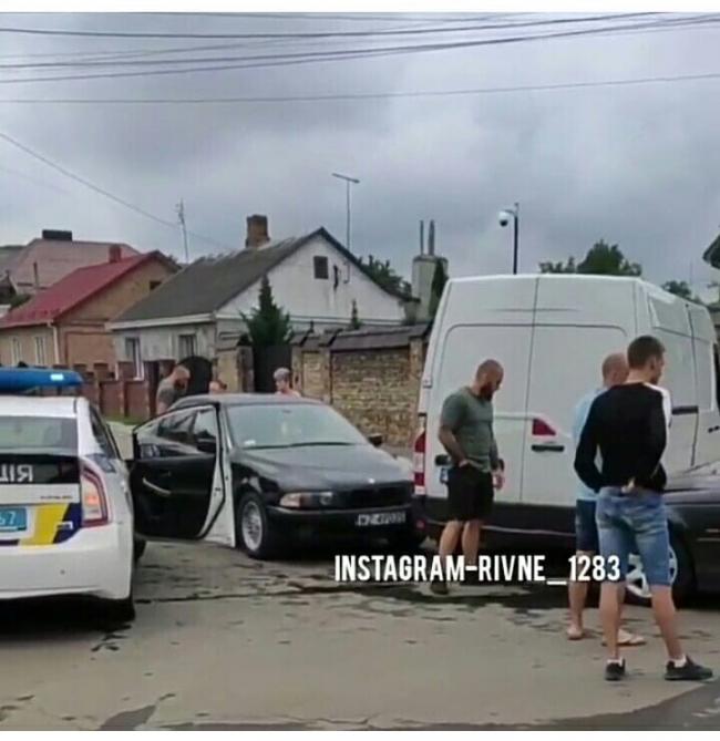 На Рівненщині сталась аварія: дві іномарки протаранили мікроавтобус (ВІДЕО)