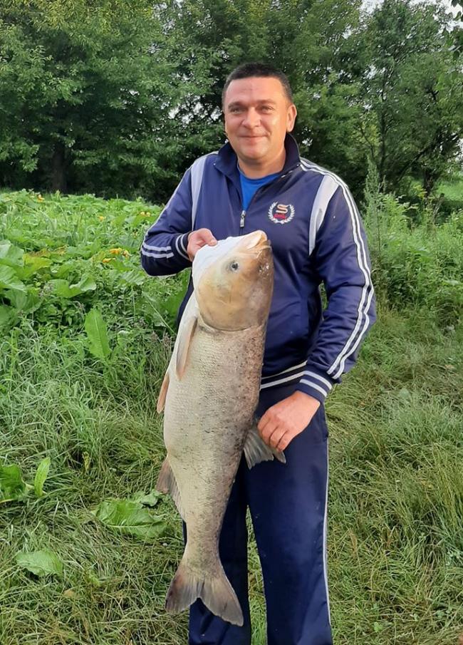 На Рівненщині рибалка спіймав величезного товстолоба (ФОТОФАКТ)
