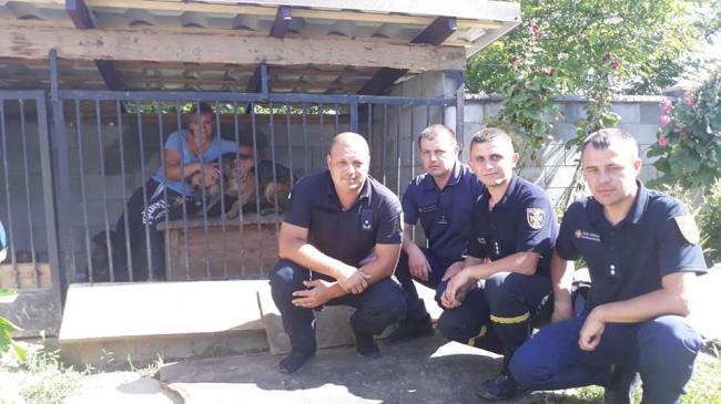 На Рівненщині рятувальники витягли із криниці собаку (ФОТО)