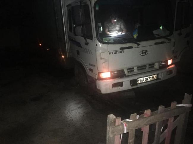 На Рівненщині рятувальники витягли з багнюки машину з тестами ЗНО