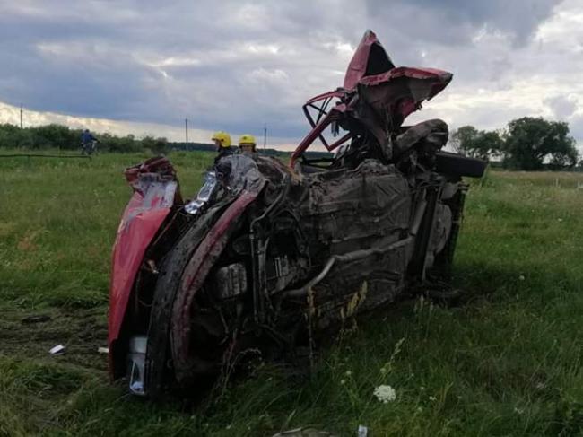 На Рівненщині - ДТП: автомобіль зім`яло вщент, а водій не постраждав