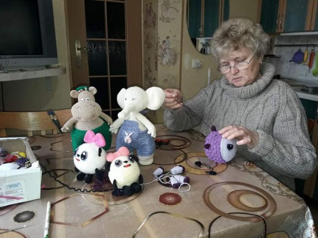 На Рівненщині вчителька виготовляє оригінальні іграшки для дітей