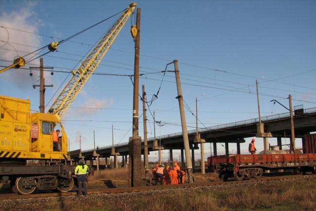 На Рівненщині залізничники відремонтували контактну мережу