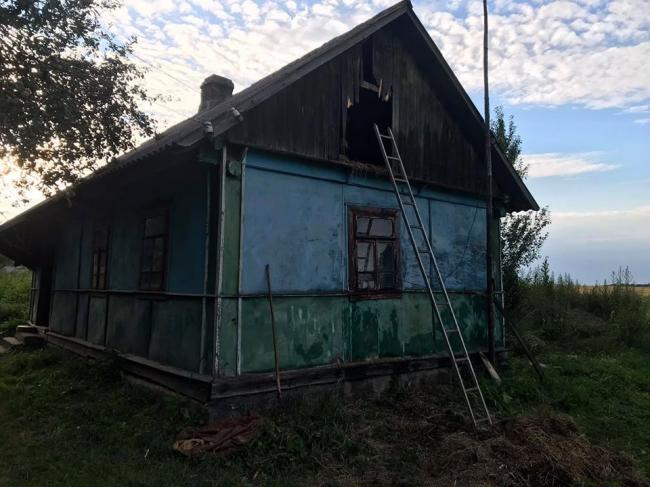 На Рівненщині згорів дах будинку та 40 кг соломи, яку там зберігали (ФОТО)