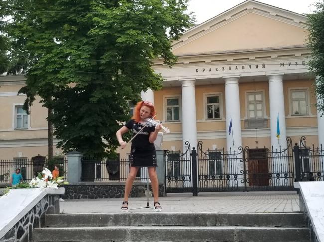 Рівненська скрипалька влаштувала концерт для сотні рівнян (ФОТО)