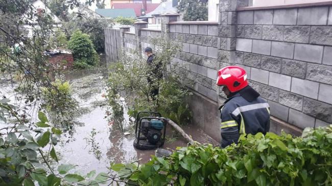 Рятувальники Рівненщини мотопомпами відкачують воду з затоплених городів