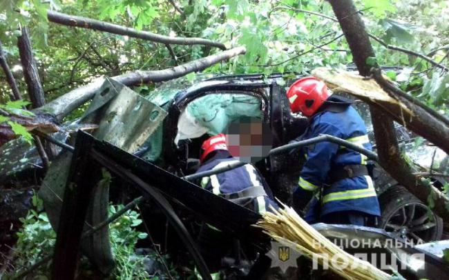 Смертельна ДТП на Рівненщині: тіло загиблого водія затисло в понівеченому авто (ФОТО)
