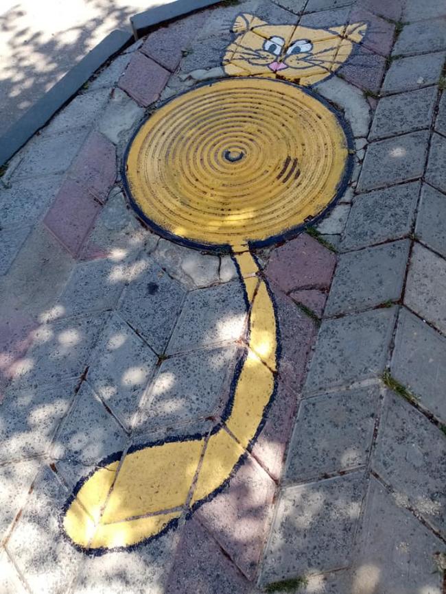 У місті на Рівненщині художники розмалювали каналізаційні люки (ФОТО)