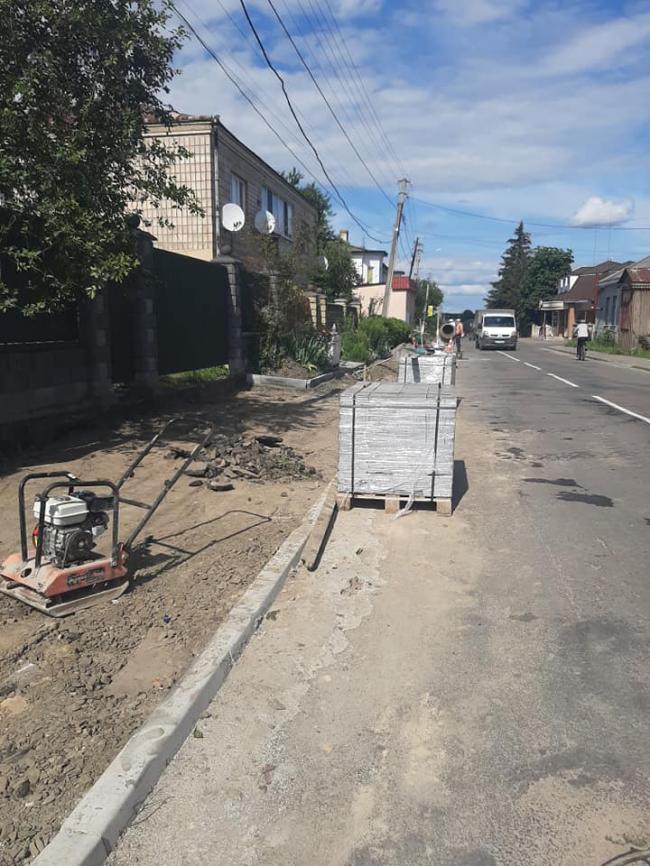 У місті на Рівненщині комунальники ремонтують тротуар