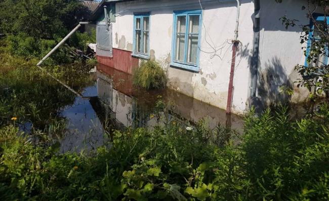 У місті на Рівненщині рятувальники відкачують воду з приватних господарств