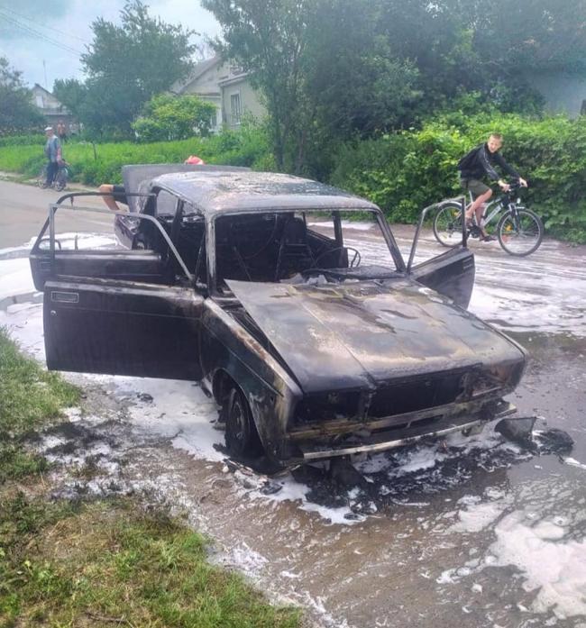 У Рівненській області під час руху спалахнув автомобіль ВАЗ (ФОТО)