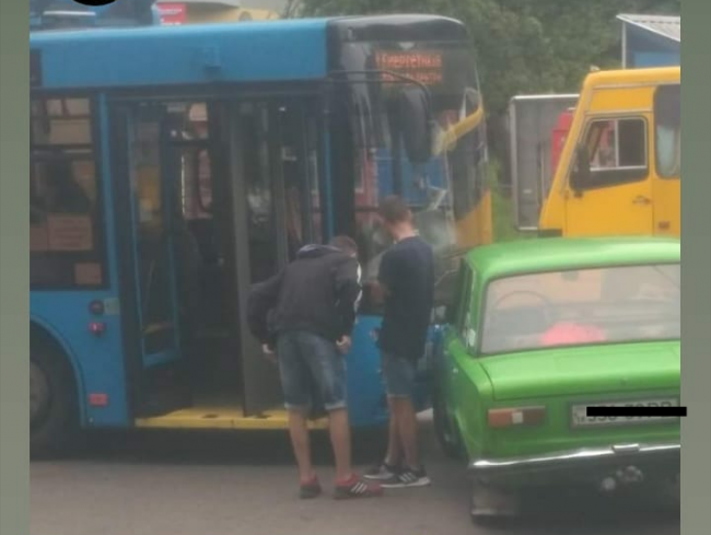 У Рівному ДТП: тролейбус зіткнувся із легковиком (ФОТОФАКТ)