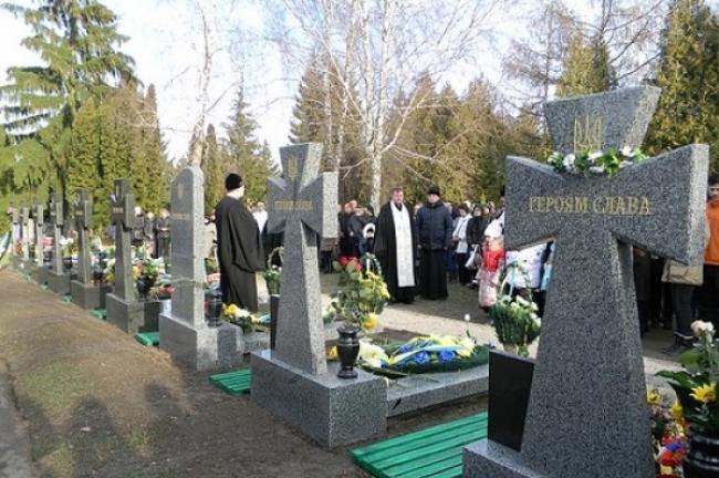 Велелюдний похорон чоловіка на Рівненщині: чи підтвердили у покійного COVID-19?