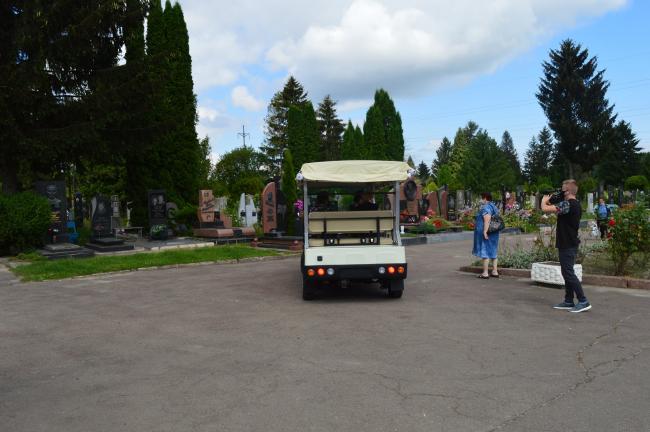 У Рівному по кладовищі курсуватиме спеціальний маршрутний автобус (ФОТО)