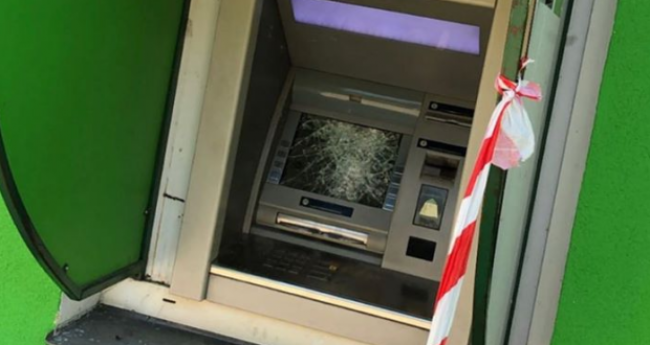 У Рівному розбили банкомат (фотофакт)