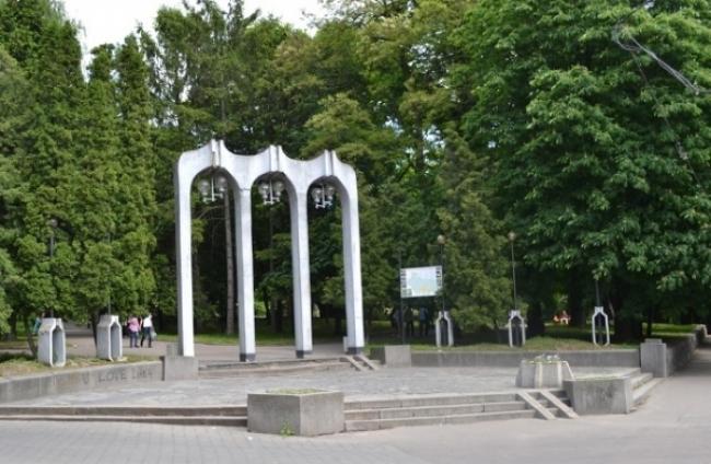 У Рівному в парку Шевченка знесли вхідну арку