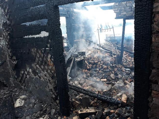 У селі на Рівненщині згоріли житлова та господарська споруди (ФОТО)