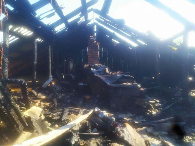 У селі на Рівненщині згорів дах у житловому будинку (ФОТО)